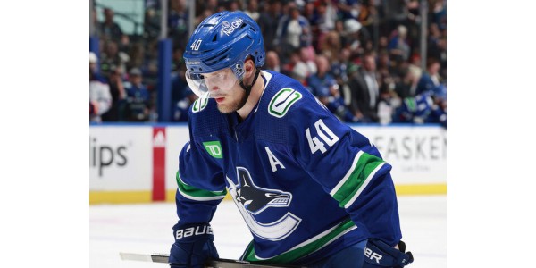 Vancouver Canucks-hoofdcoach Rick Tocchet hoopt dat Elias Pettersson weer op ware kracht kan komen